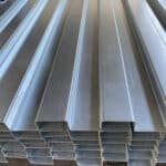 IMG 9242 scaled 2 LAMIERE GRECATE PER LE COPERTURE DEI TETTI: SINTESI IDEALE DI FUNZIONALITA’ E PERSONALIZZAZIONE ESTETICA Foto con lamiere ondulate