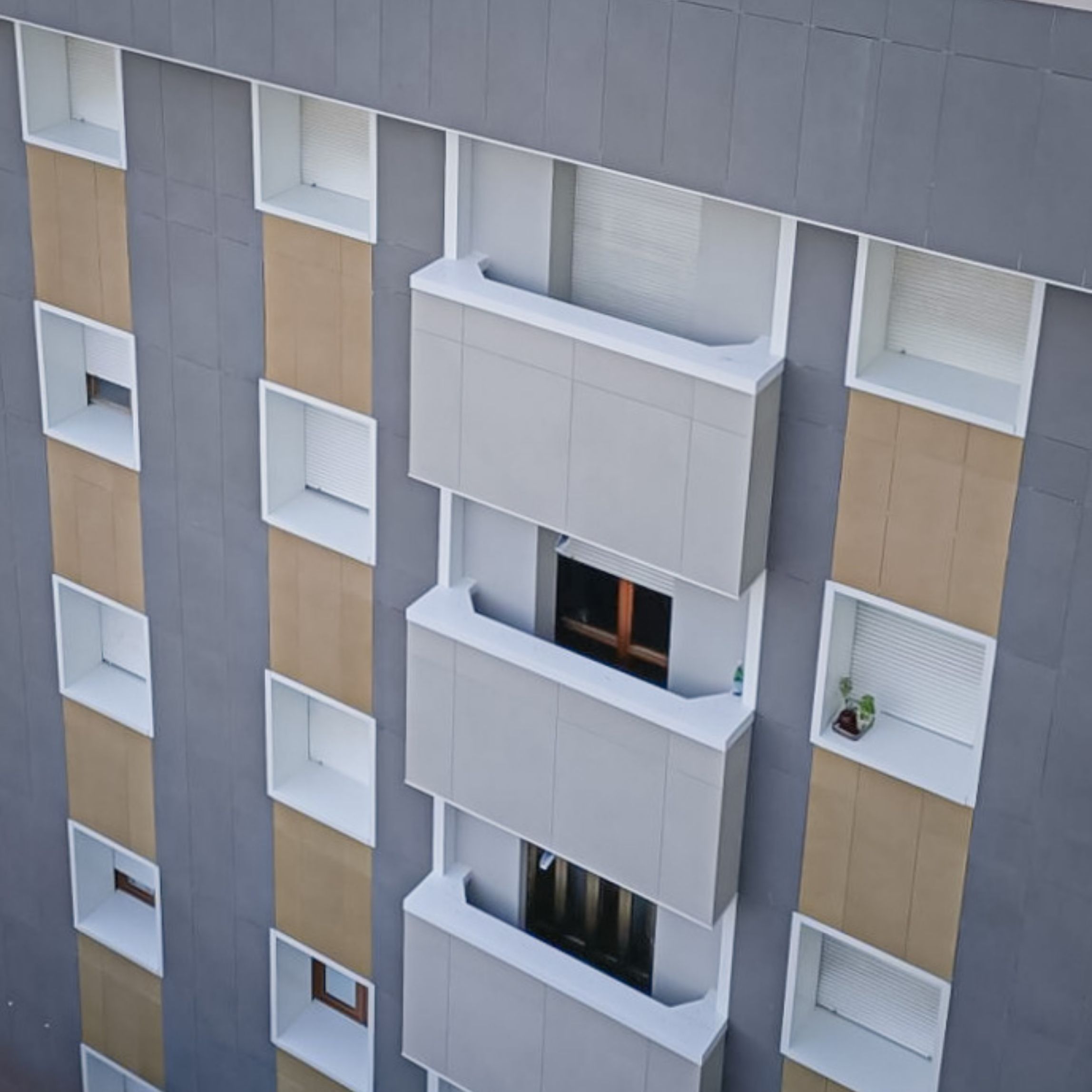 elementi terrazze condominio San Marco elementi, realizzati in alluminio preverniciato bianco e bianco-grigio